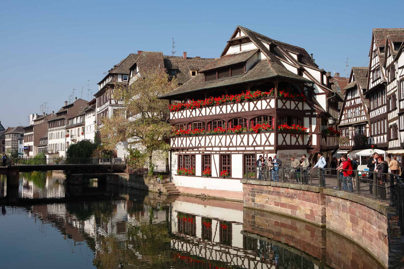 Vue extérieur sur une maison atypique d'Alsace