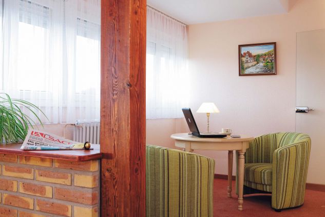 Zoom sur un table avec un ordinateur d'une chambre