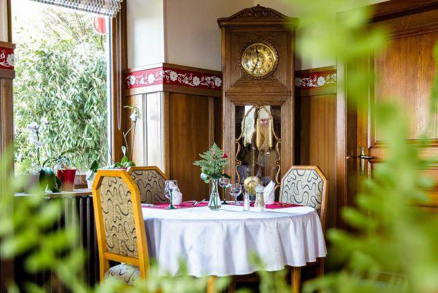 Zoom sur une table du restaurant - Hôtel Roess